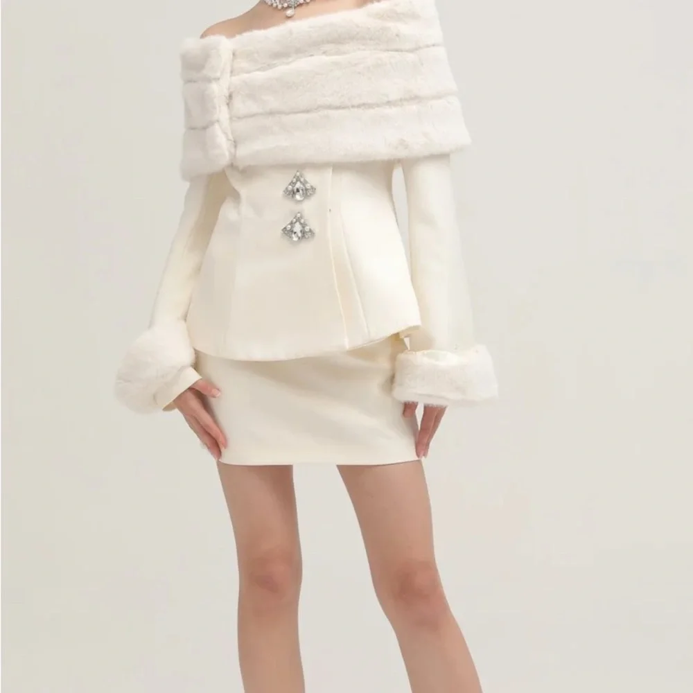 Elegant White Two-Piece Set with Faux Fur Trim - Picture 2 of 3